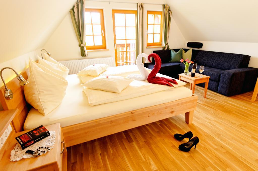 Weingut Winzerzimmer Rothschaedl Leutschach Room photo